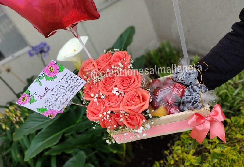 Canasta Estrella: flores y frutas